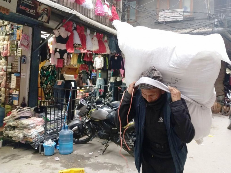 महाबौद्धका भरियाको दैनिकी, ६३ वर्षका वृद्धको काँधमा सय किलोको भारी